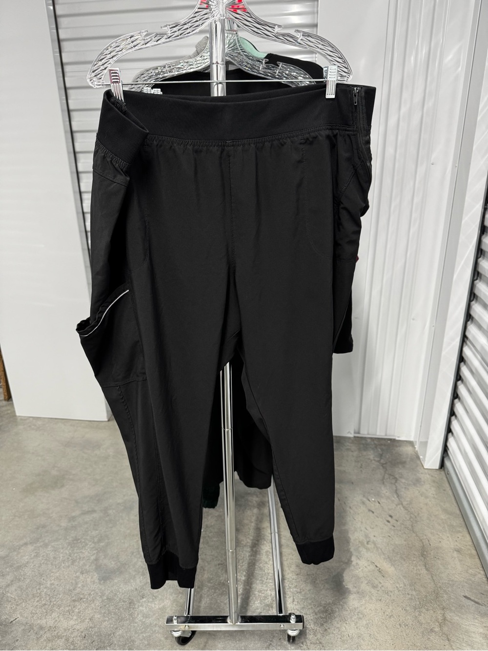 Cherokee | Scrub Joggers in Black | size 4x